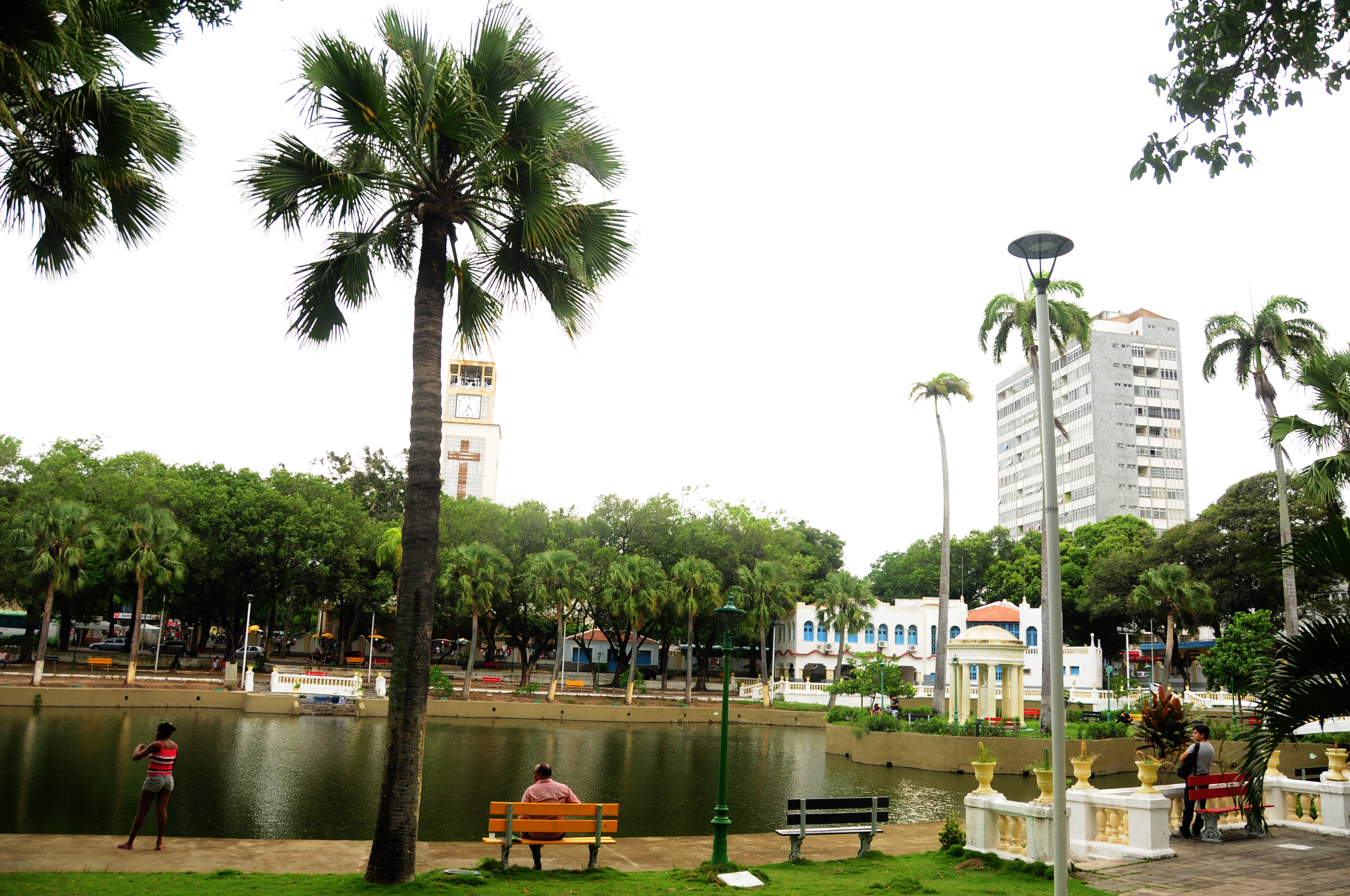 Foto mostra o interior do Parque das Crianças, com lagoa, árvores e bancos de madeira